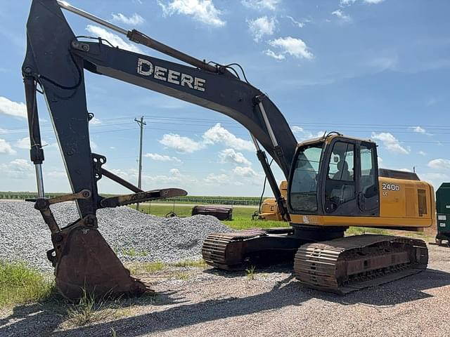 Image of John Deere 240D equipment image 1