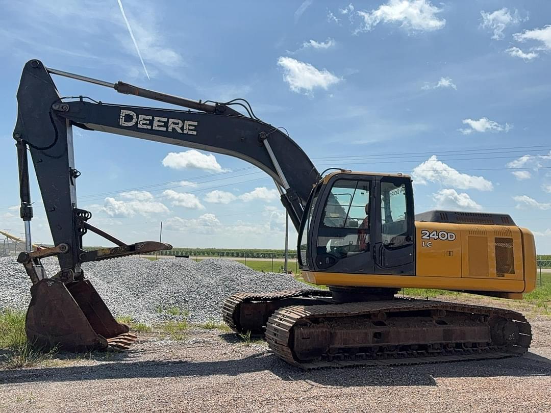 Image of John Deere 240D Primary image