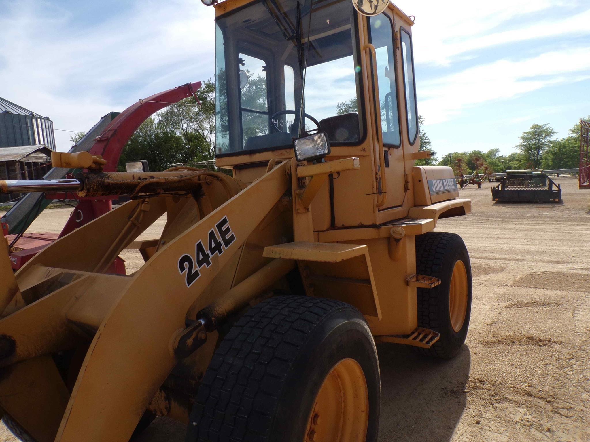 John Deere 244E Equipment Image0