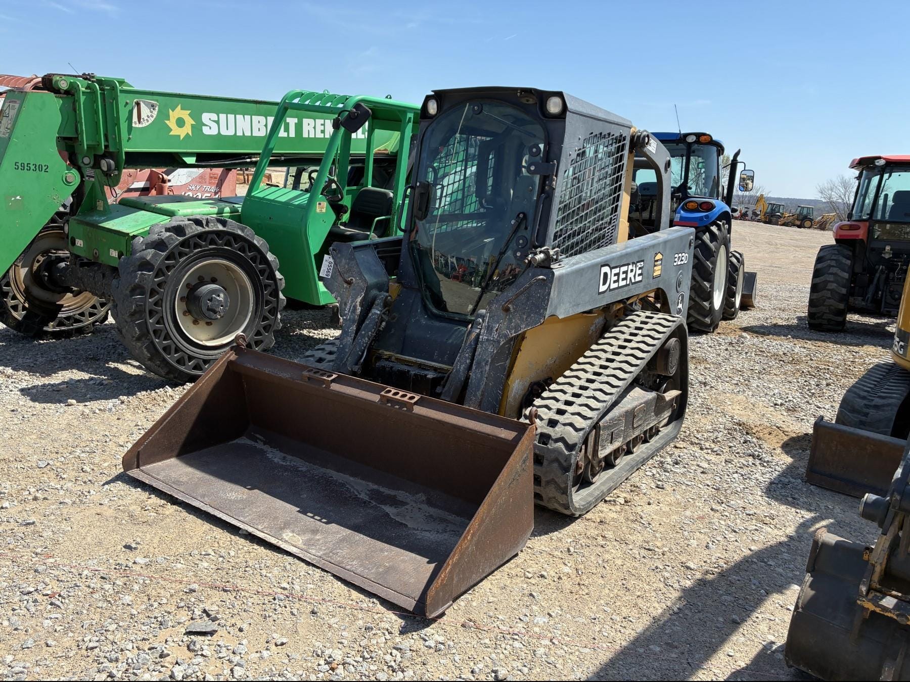John Deere 323D Equipment Image0