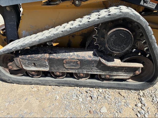 Image of John Deere 323D equipment image 4