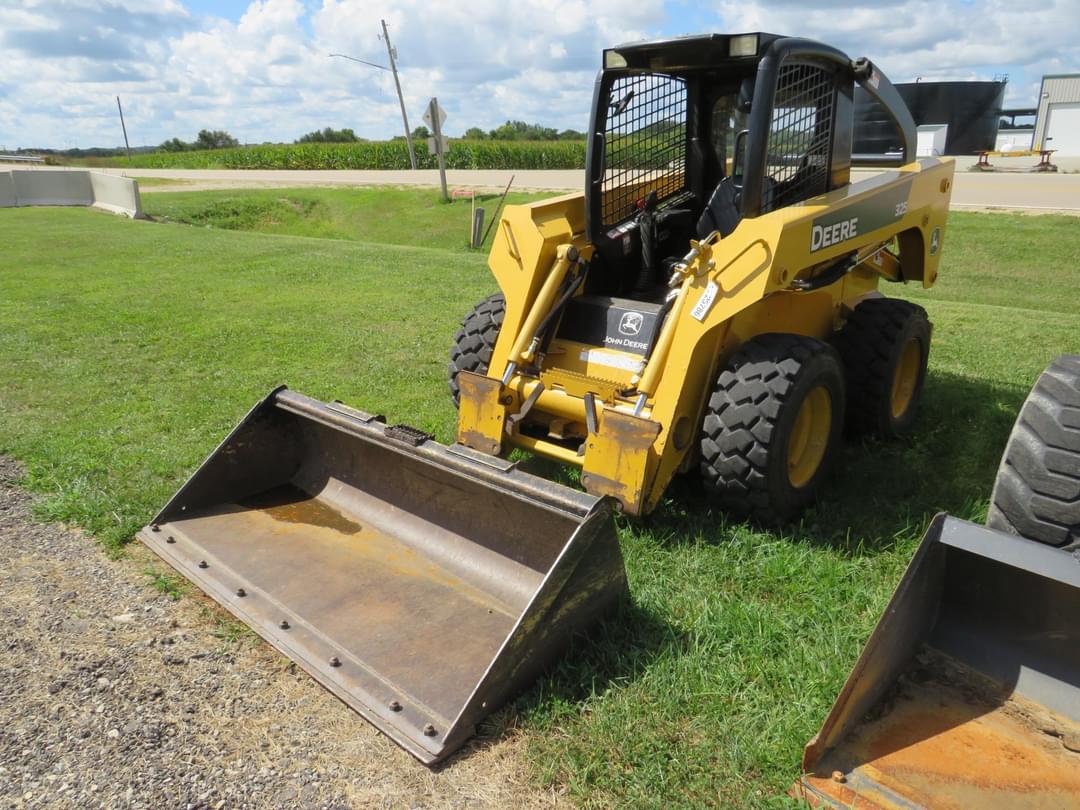 Image of John Deere 325 Primary image