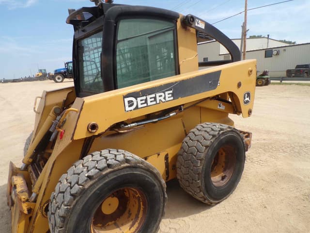 Image of John Deere 332 equipment image 4