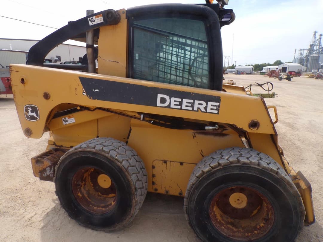 Image of John Deere 332 Primary image