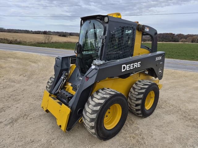 Image of John Deere 332E equipment image 1