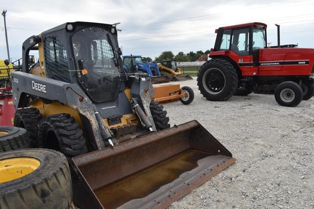 Image of John Deere 332E equipment image 2