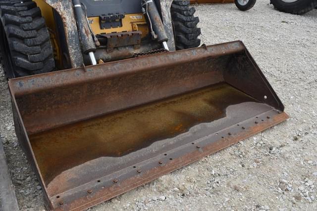 Image of John Deere 332E equipment image 3