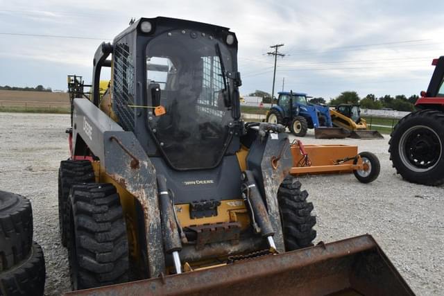 Image of John Deere 332E equipment image 4