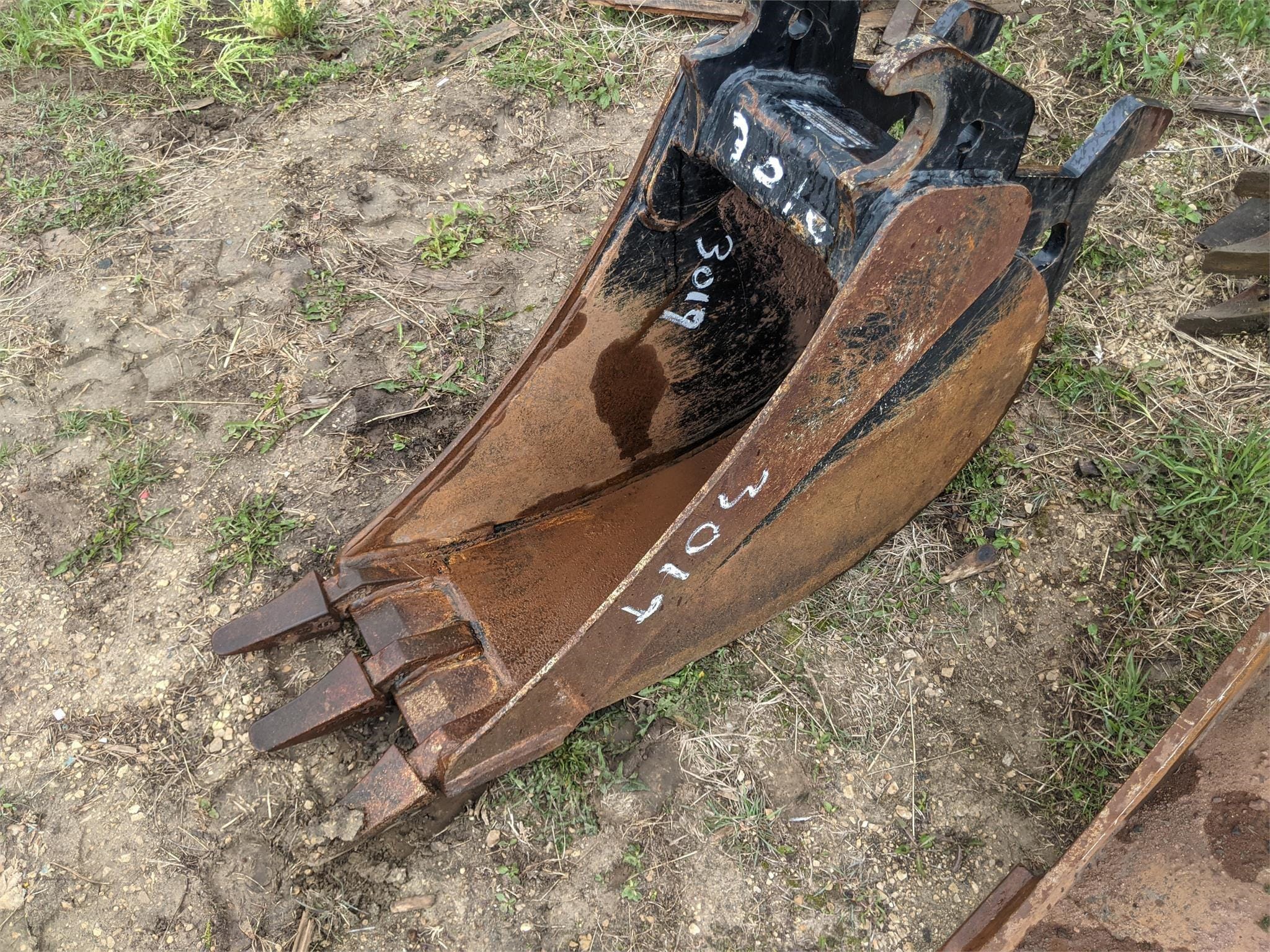 John Deere Excavator Bucket Equipment Image0