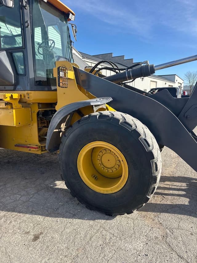 Image of John Deere 624L equipment image 4