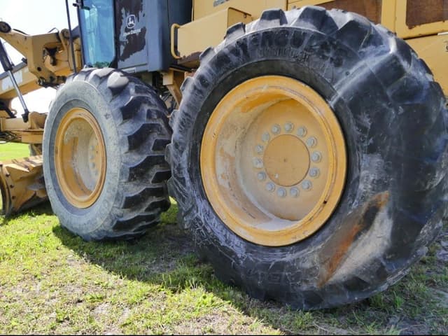 Image of John Deere 670CH equipment image 4