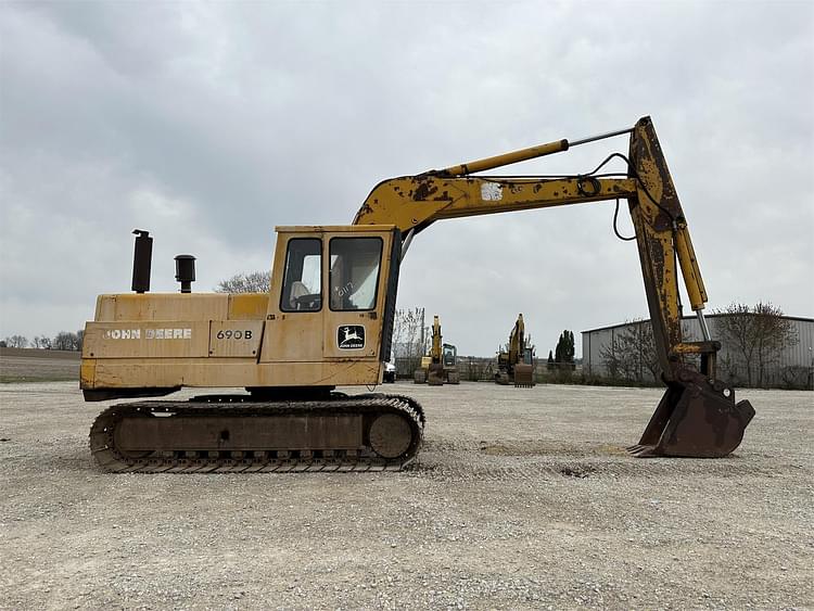 John Deere 690B Equipment Image0