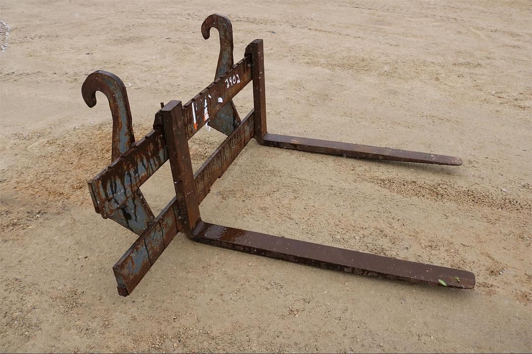 Image of John Deere Pallet Forks Image 1