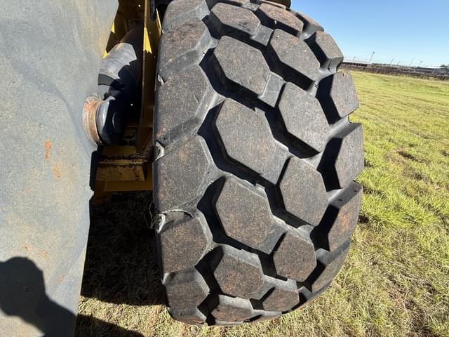 Image of John Deere 824J equipment image 3