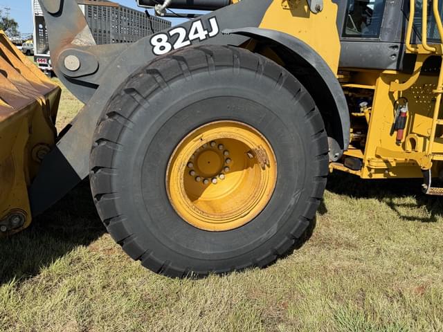 Image of John Deere 824J equipment image 2