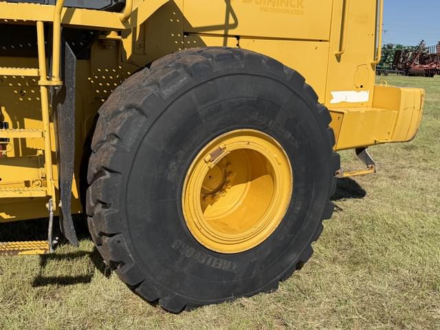 Image of John Deere 824J equipment image 4