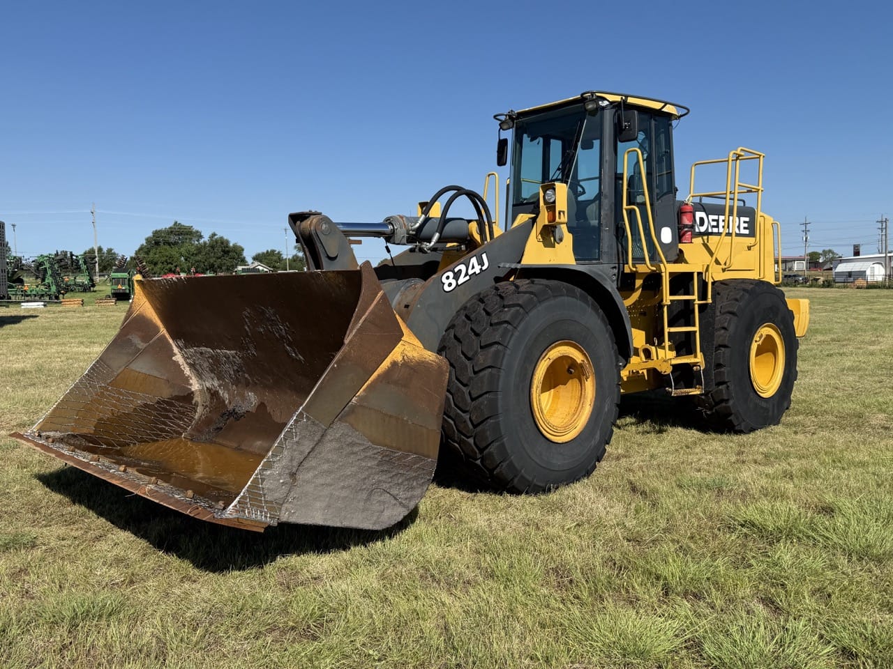 John Deere 824J Equipment Image0