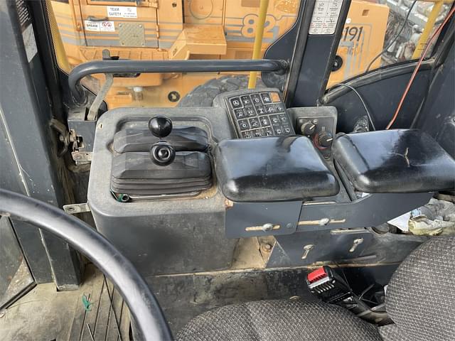 Thumbnail image John Deere 824J 11