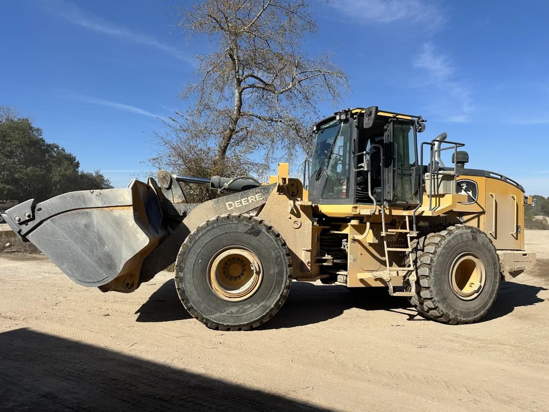 Image of John Deere 824L Image 0