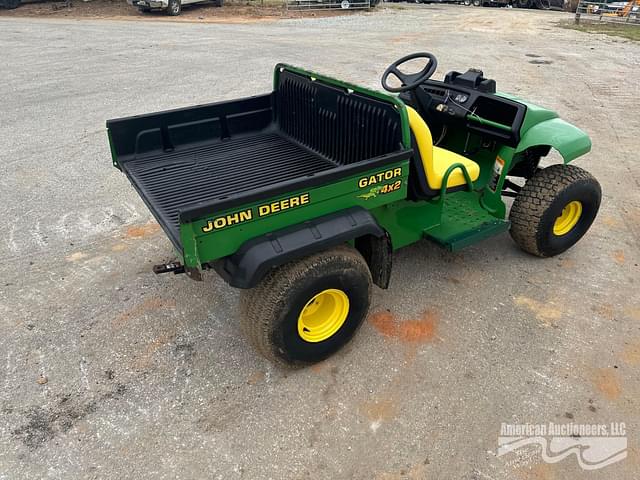 Image of John Deere Gator 4X2 equipment image 2