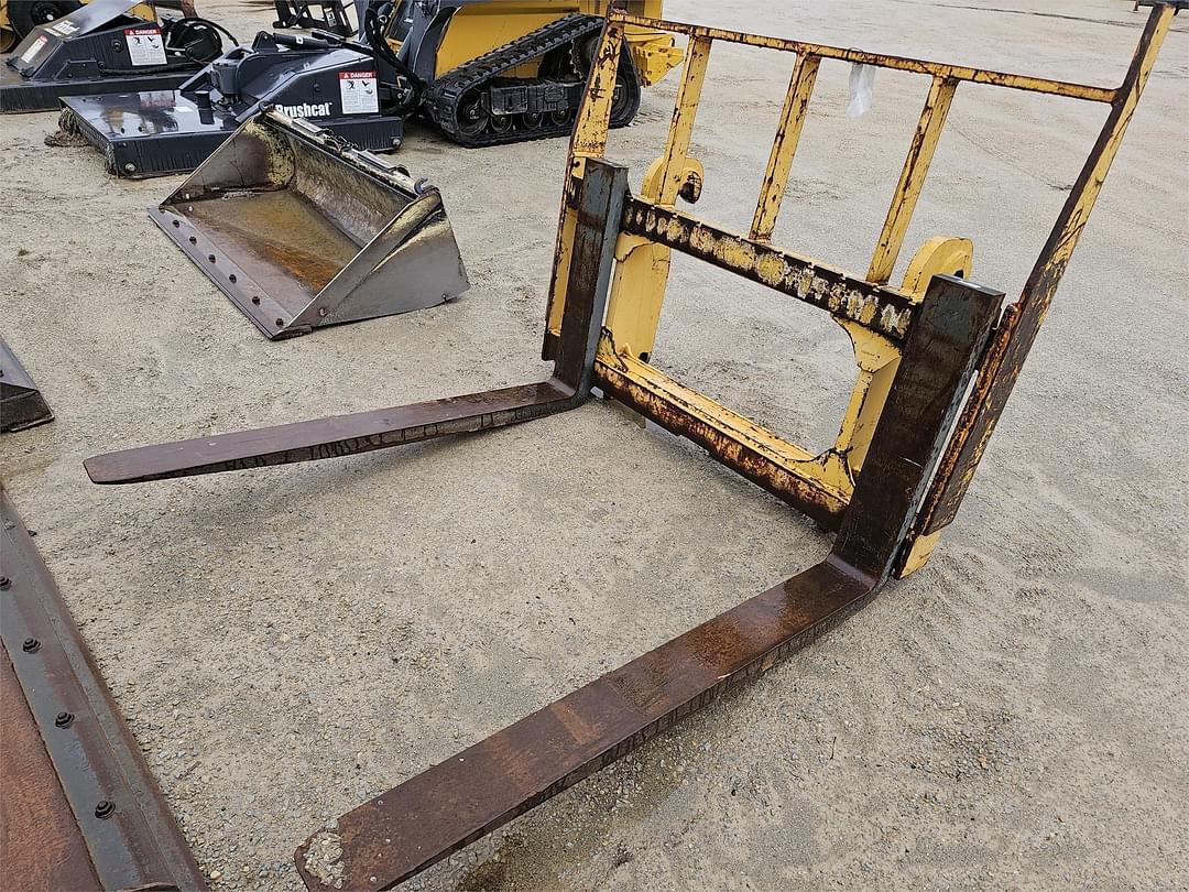 Image of John Deere Pallet Forks Image 1