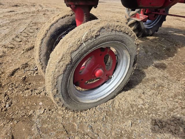 Image of Farmall B equipment image 3