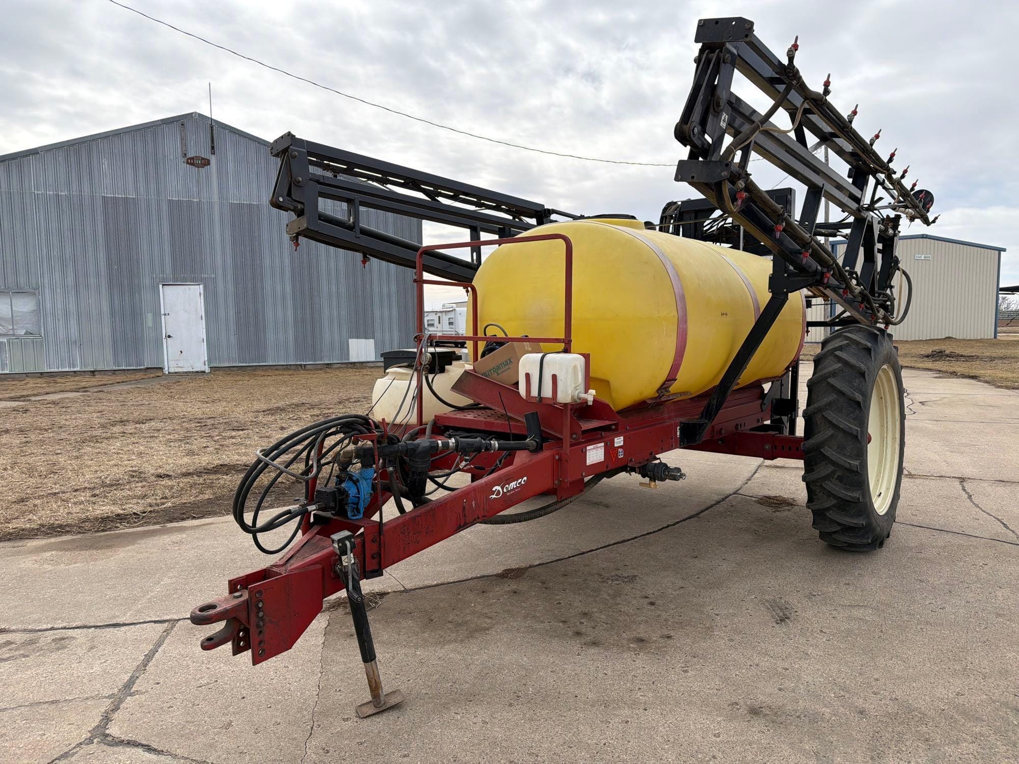 Demco 1000 Sprayer Equipment Image0