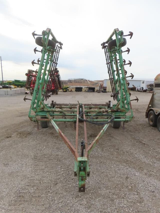 Image of Deutz-Allis V1300 equipment image 2