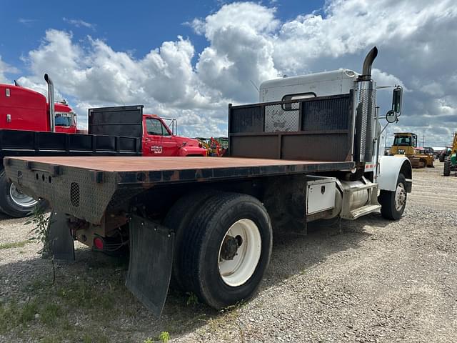 Image of Freightliner FLC equipment image 2
