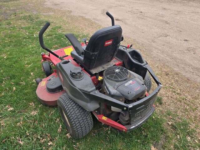Image of Toro Titan Z 5200 equipment image 4