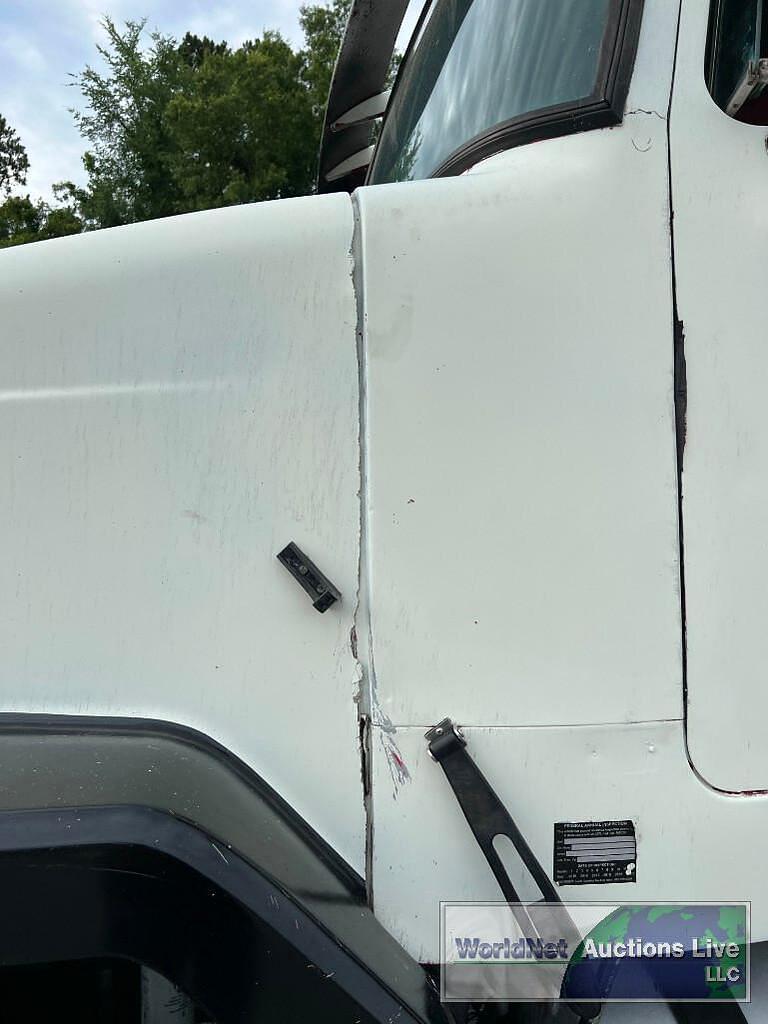 Main image White GMC ACL64 36