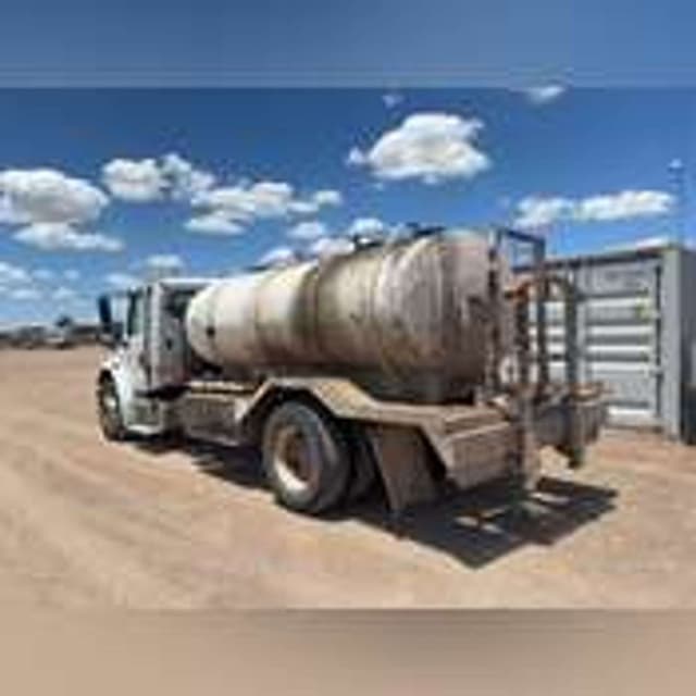Image of Freightliner M2 106 equipment image 3