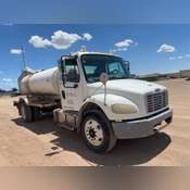 Image of Freightliner M2 106 equipment image 1