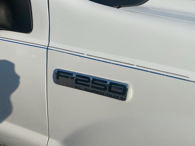 Image of Ford F-250 equipment image 3