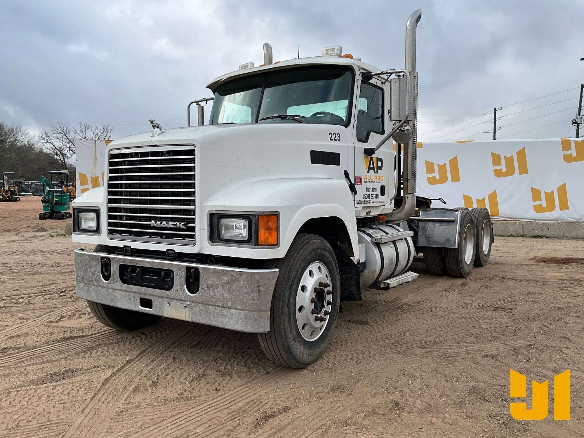 2009 Mack Pinnacle CHU613 Equipment Image0