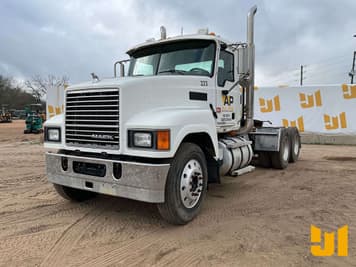 Main image Mack Pinnacle CHU613