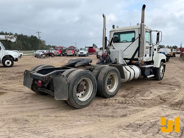 Image of Mack Pinnacle CHU613 equipment image 4