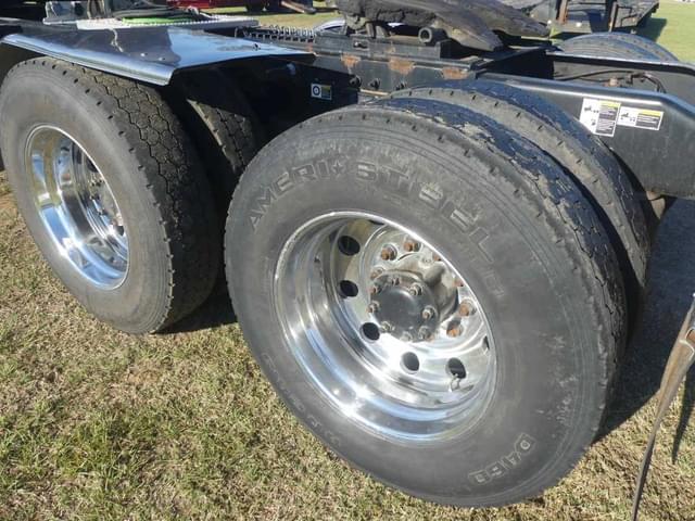 Image of Peterbilt 389 equipment image 4