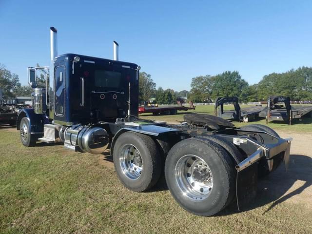 Image of Peterbilt 389 equipment image 3