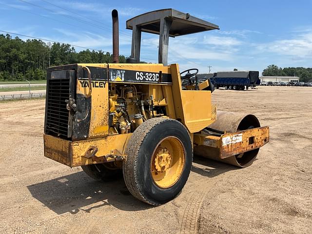Image of Caterpillar CS-323C equipment image 4