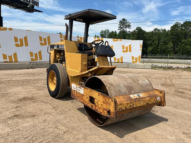 Image of Caterpillar CS-323C equipment image 2