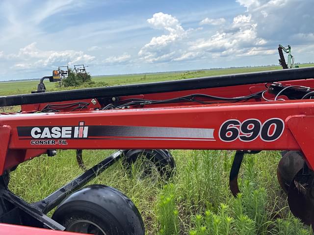 Image of Case IH 690 equipment image 1