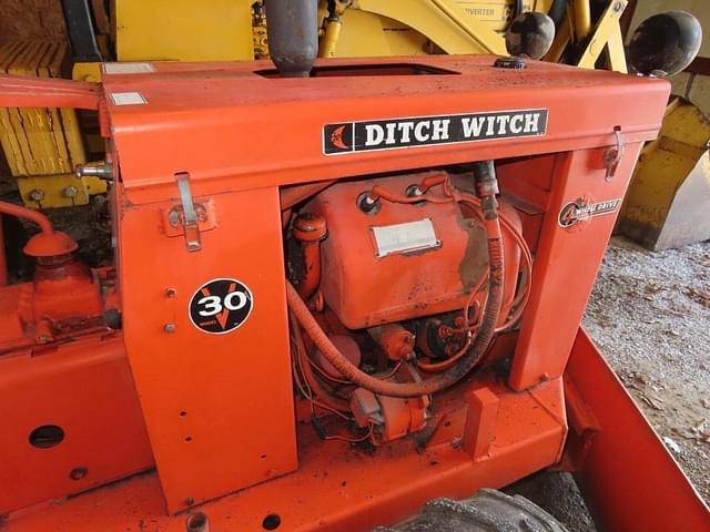 Image of Ditch Witch V30 equipment image 3