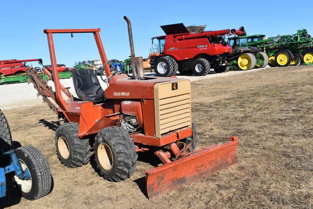 Image of Ditch Witch 2300 equipment image 2