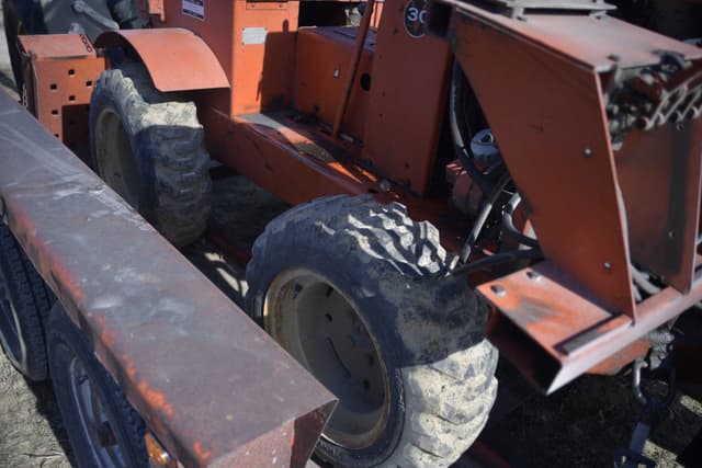 Image of Ditch Witch V30 equipment image 4