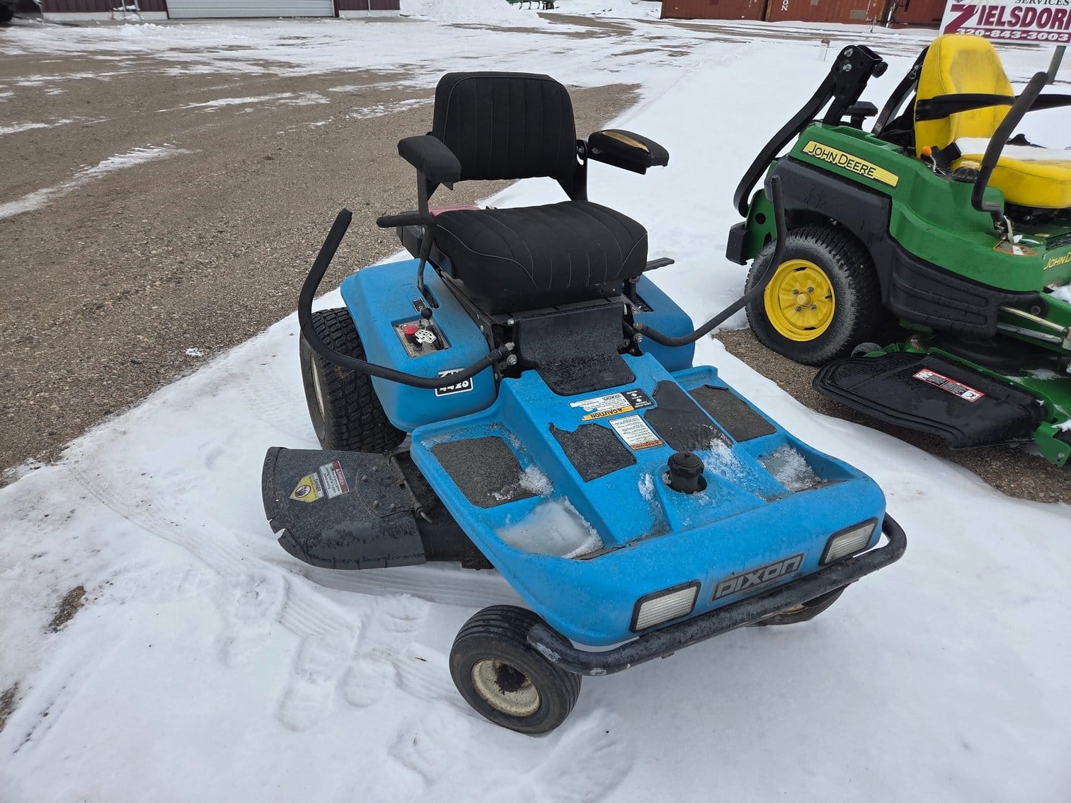 Dixon ZTR 4423 Equipment Image0