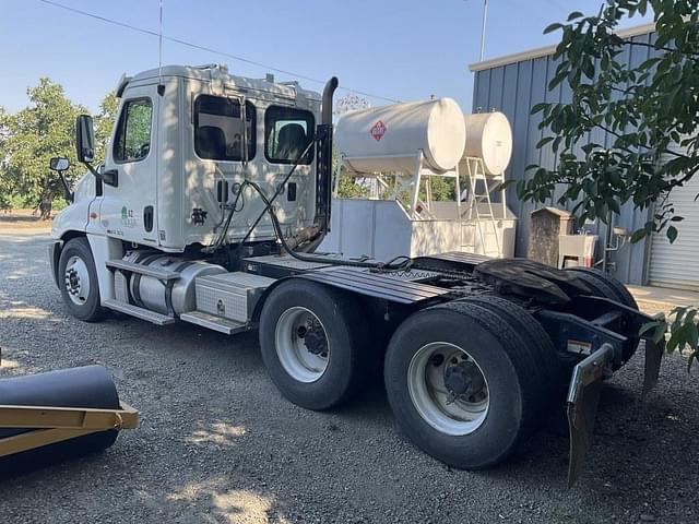 Image of Freightliner Cascadia equipment image 3