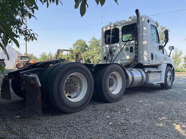 Image of Freightliner Cascadia equipment image 4