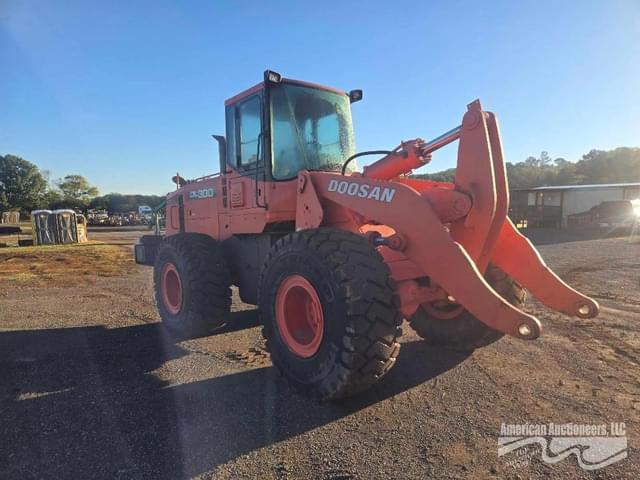 Image of  Doosan DL300 equipment image 2
