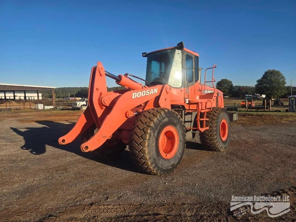  Doosan DL300 Equipment Image0
